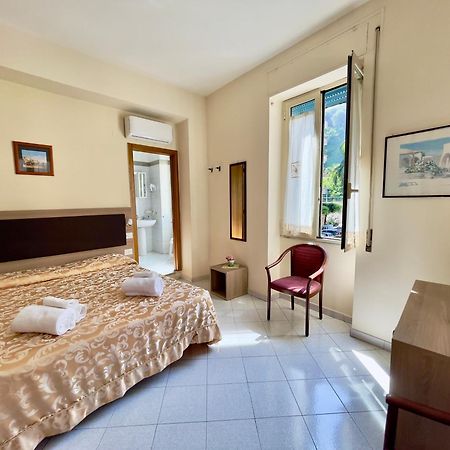 Hotel Desìo Castellammare di Stabia Buitenkant foto